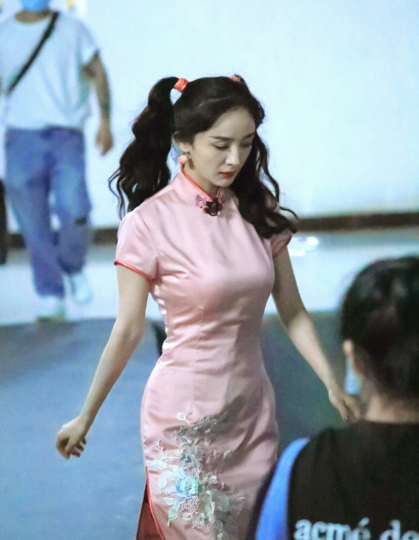 杨幂|杨幂被赞“人间水蜜桃”，穿小一码旗袍秀凹凸身材，网友：顶不住