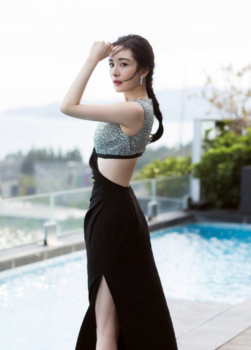 杨幂|杨幂被赞“人间水蜜桃”，穿小一码旗袍秀凹凸身材，网友：顶不住