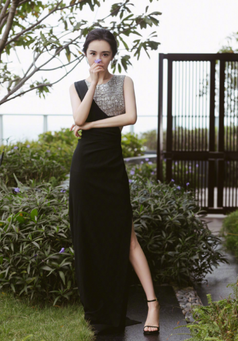 杨幂|杨幂被赞“人间水蜜桃”，穿小一码旗袍秀凹凸身材，网友：顶不住