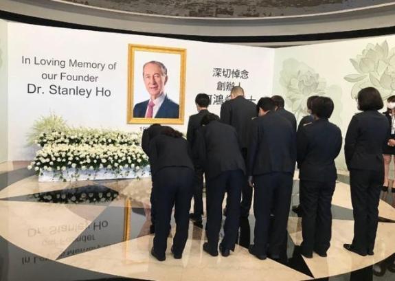 赌王葬礼现场曝光三房太太悼念着装引猜想裙装与裤装各具千秋