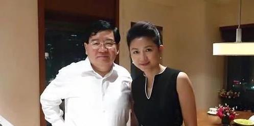 央视一姐王小丫,28岁嫁入亿万豪门,带红李佳明却因一场赌约离婚