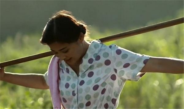 父母爱情安杰打扮精致去挑水就是要告诉大家自己是有仪式感的