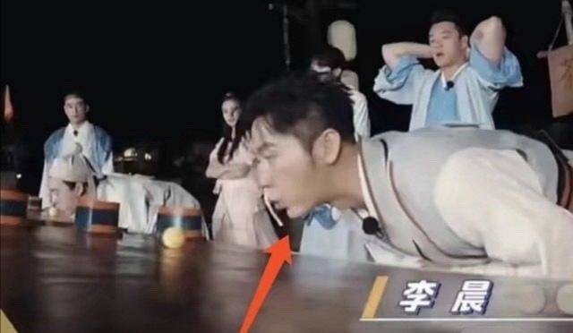 蔡徐坤|蔡徐坤再被质疑整容，侧面照下巴太尖形状奇怪，被吐槽可以锄地了