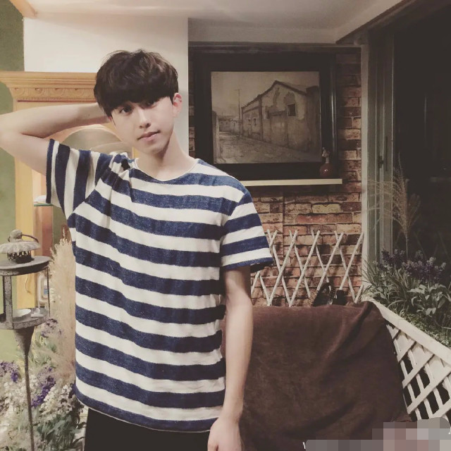 蔡徐坤|蔡徐坤再被质疑整容，侧面照下巴太尖形状奇怪，被吐槽可以锄地了