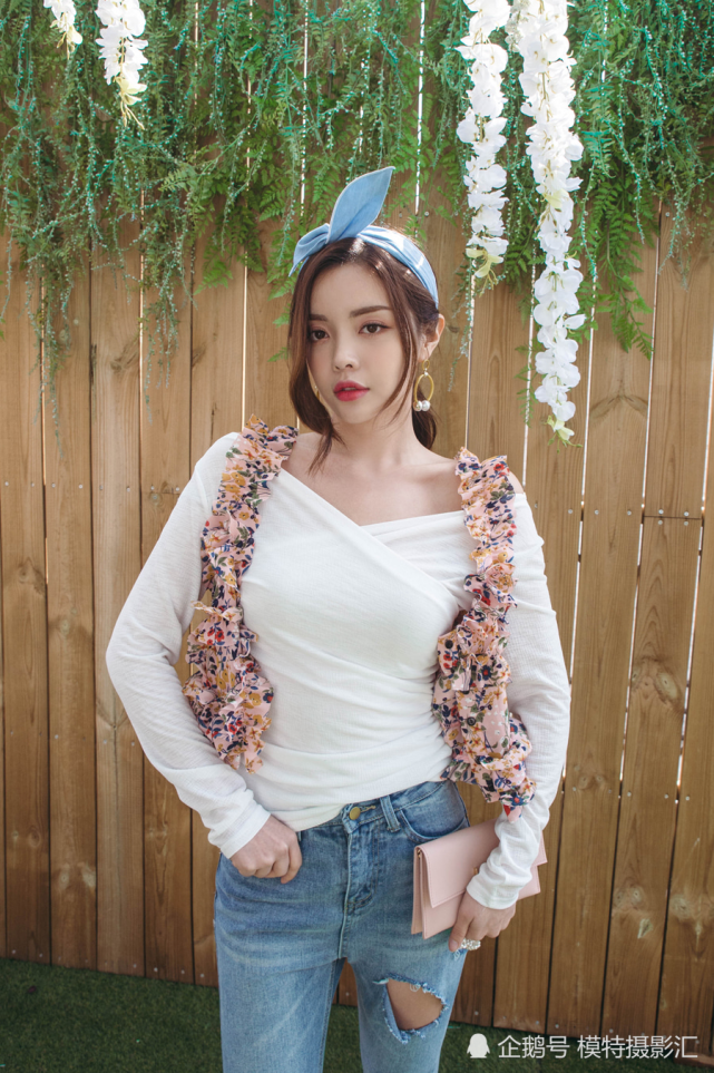 金贞姬俏皮精致花带小背心