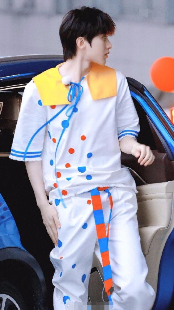 蔡徐坤|蔡徐坤再被质疑整容，侧面照下巴太尖形状奇怪，被吐槽可以锄地了