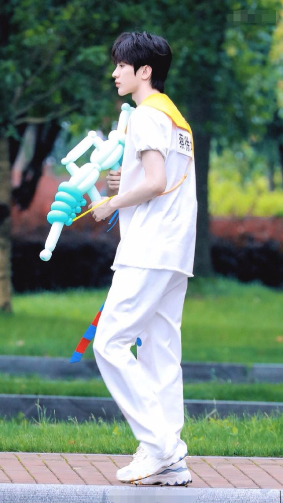 蔡徐坤|蔡徐坤再被质疑整容，侧面照下巴太尖形状奇怪，被吐槽可以锄地了