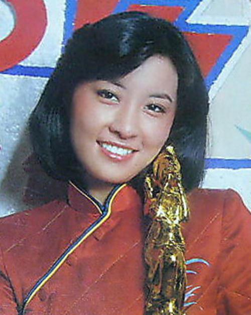 沈时华在《昨夜星辰》中饰演的是"邱素云"一角,而沈时华在现实中也和