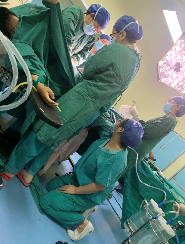 一托一跪年轻助产士单手托举生命希望