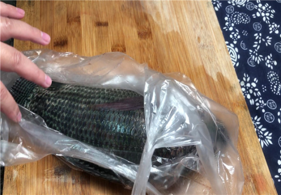 才发现刮鱼鳞这么简单,只需一个塑料袋,快速又干净,一秒光溜溜