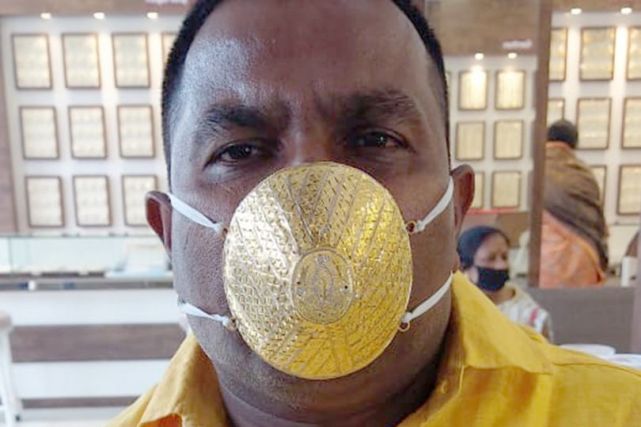 印度商人花2.8万元打造纯金口罩,却不知能否防病毒,路人求合影