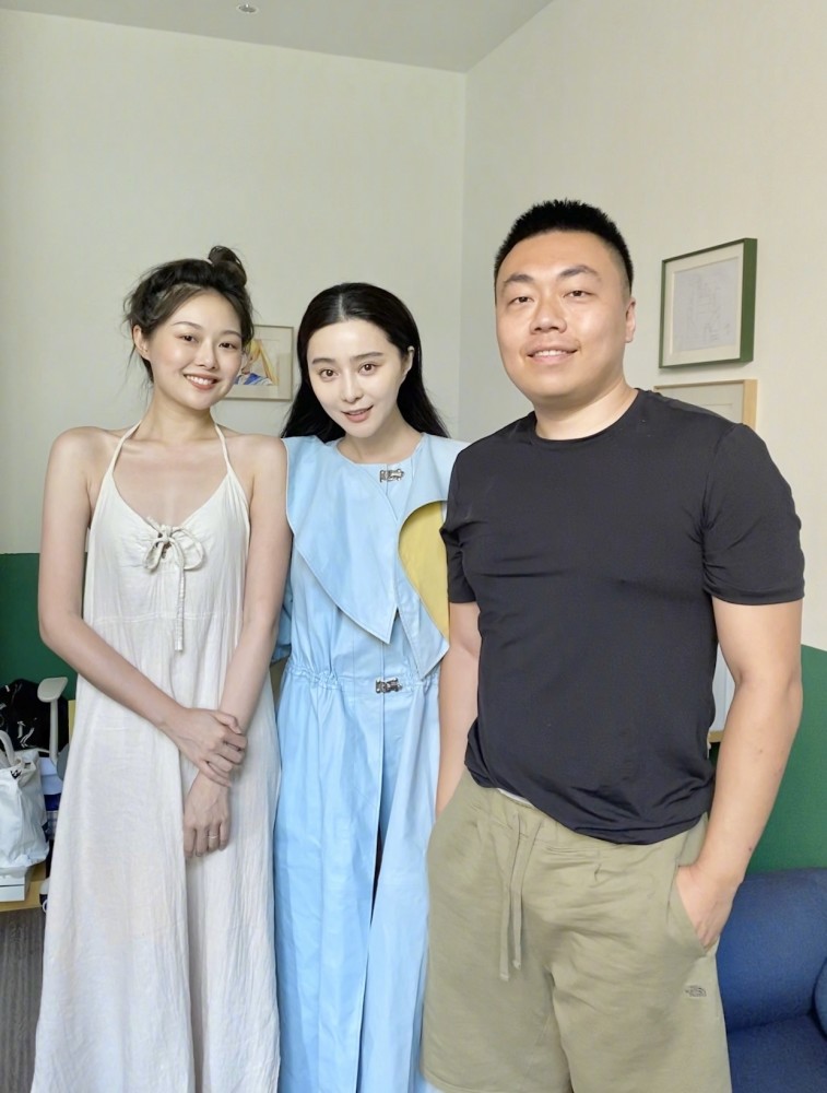 范冰冰|网红晚晚合影范冰冰，冰冰纯素颜依旧赢得轻松，晚晚凹造型太用力