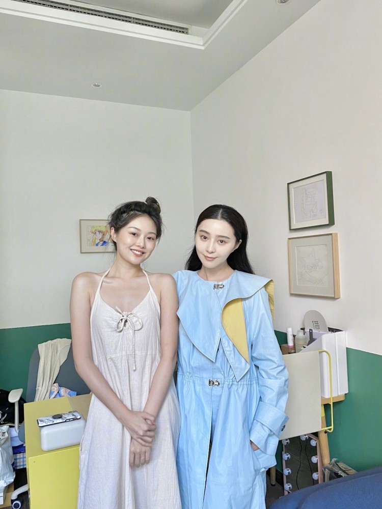 范冰冰|网红晚晚合影范冰冰，冰冰纯素颜依旧赢得轻松，晚晚凹造型太用力
