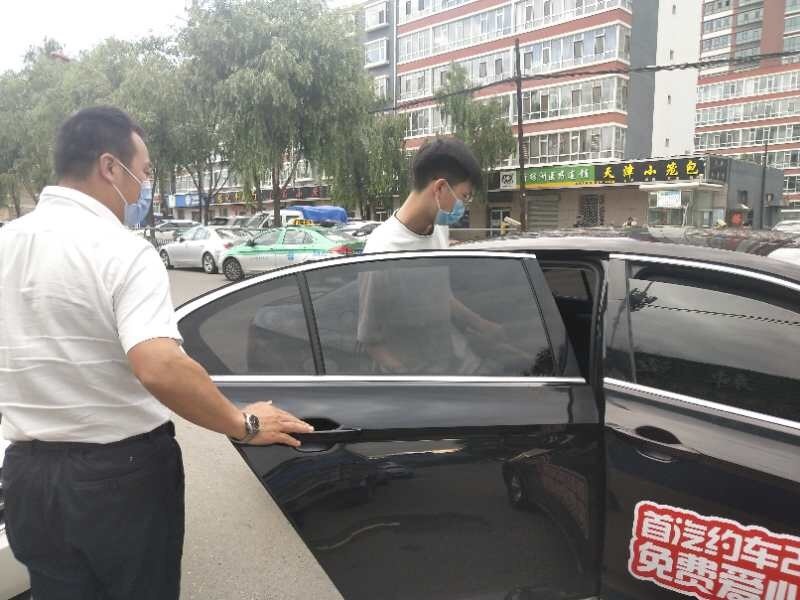 高考|高考首日北京近百名考生乘坐“学生专车”