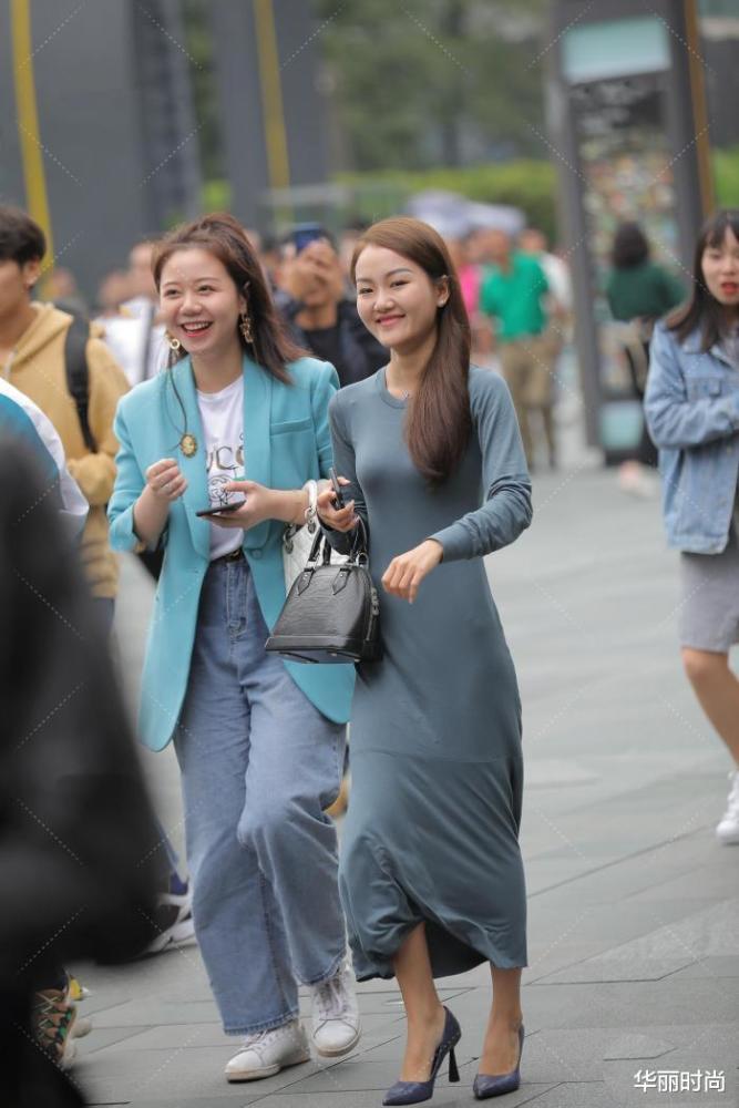 小姐姐穿的丑,闺蜜在旁边笑得可开心了