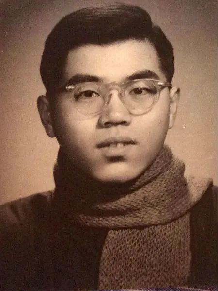 女儿王农守候在父亲的身边,陪伴着他走过生命的最后时刻.