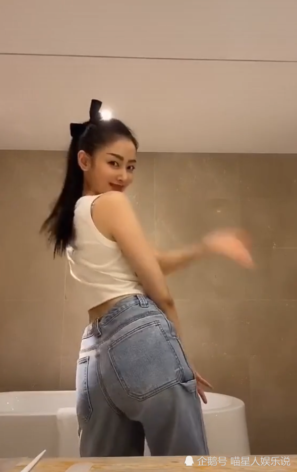 张天爱的t恤未免太短了,当她抬起胳膊那刻,"珍珠腋窝"抢镜了