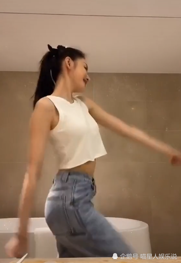 张天爱的t恤未免太短了当她抬起胳膊那刻珍珠腋窝抢镜了