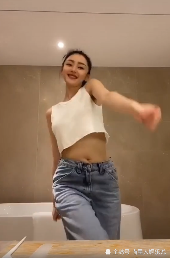 张天爱的t恤未免太短了当她抬起胳膊那刻珍珠腋窝抢镜了