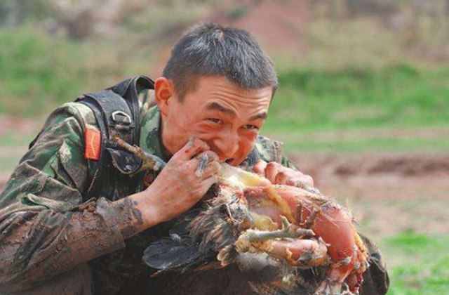 特种兵野外吃什么充饥?真实的"菜单"曝光,军迷直呼:我服了