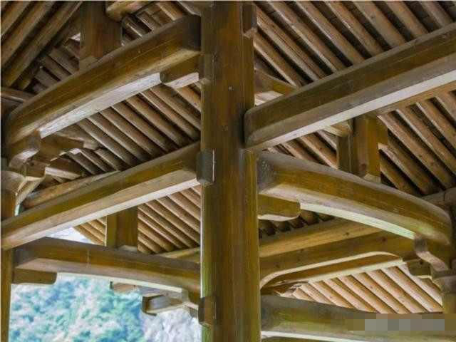 农村有人收旧房梁,一根100多,破木头有啥用?殊不知却有大用途