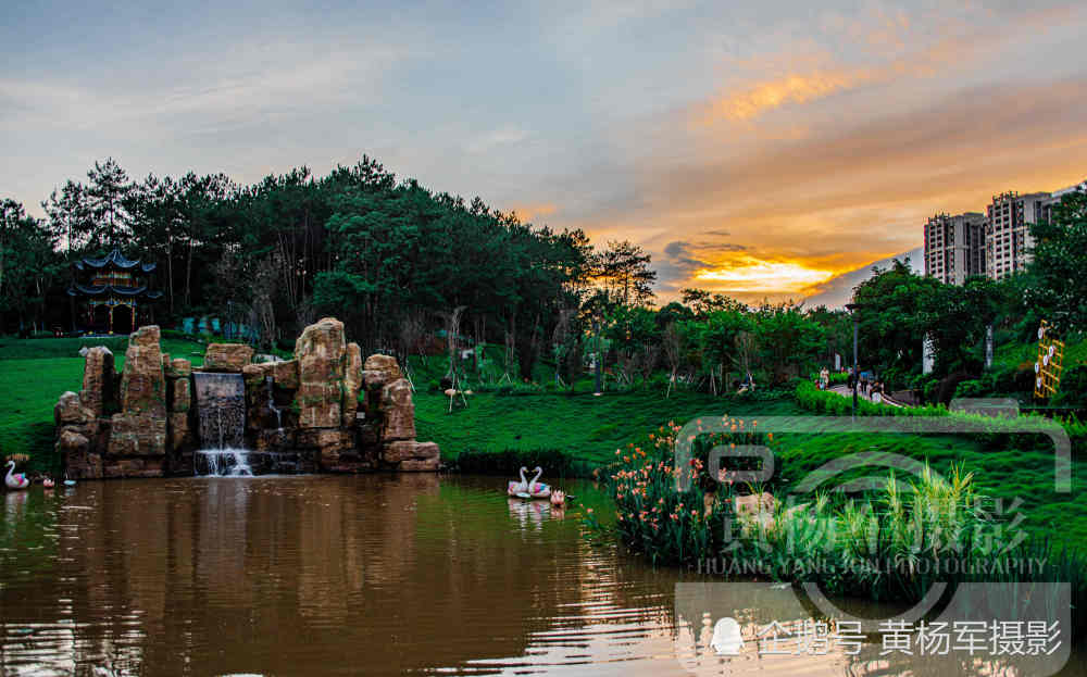 廣東南雄市雄州公園,南雄最大的城市公園,傍晚風光迷人遊人很多