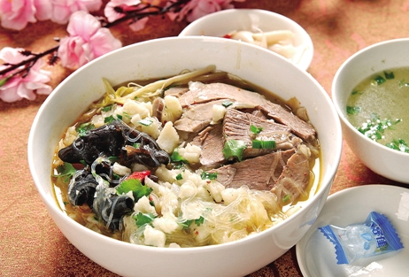 宁夏风味小吃,北有烩羊杂碎,南有固原山区的牛羊肉泡馍,味道独特,方便