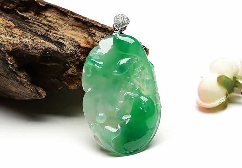 翡翠|你知道同等品质的翡翠，手镯跟其他挂件哪个贵？