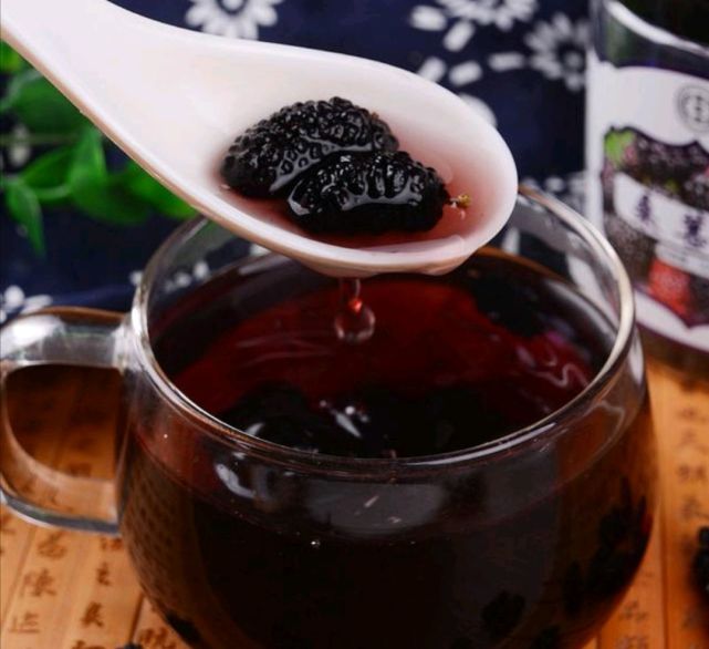 桑葚泡水后掉色还可以吃吗恭喜这种桑葚对身体更有利