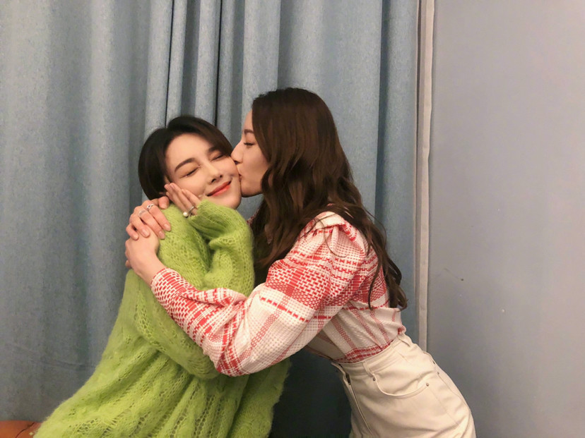 张馨予|张馨予晒出自家丰收的桃子，没想到脸比桃子还粉嫩，看到侧颜心动了