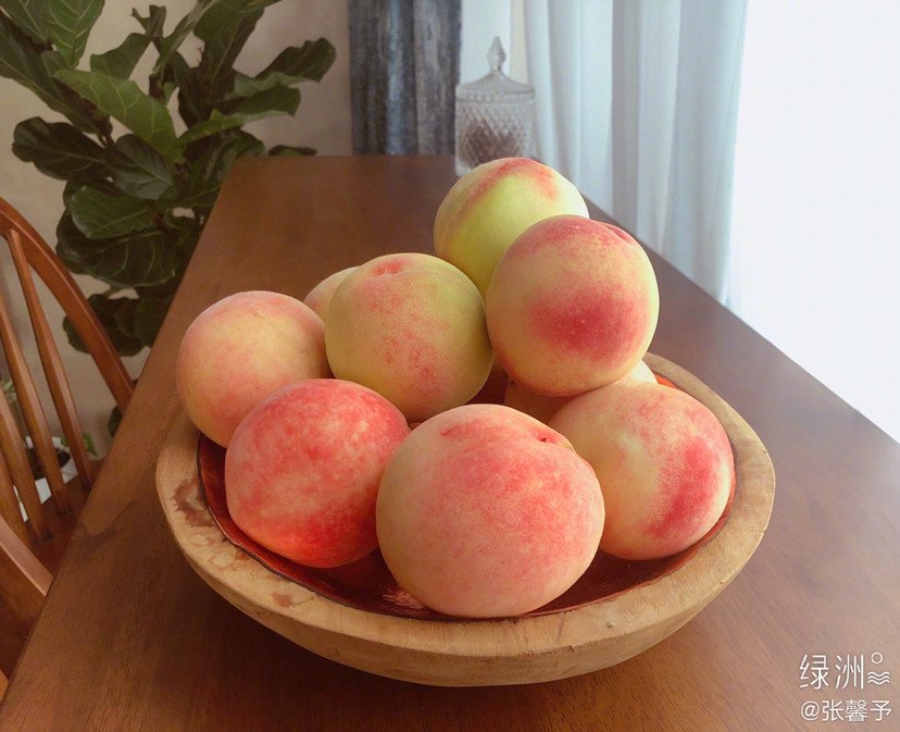 张馨予|张馨予晒出自家丰收的桃子，没想到脸比桃子还粉嫩，看到侧颜心动了