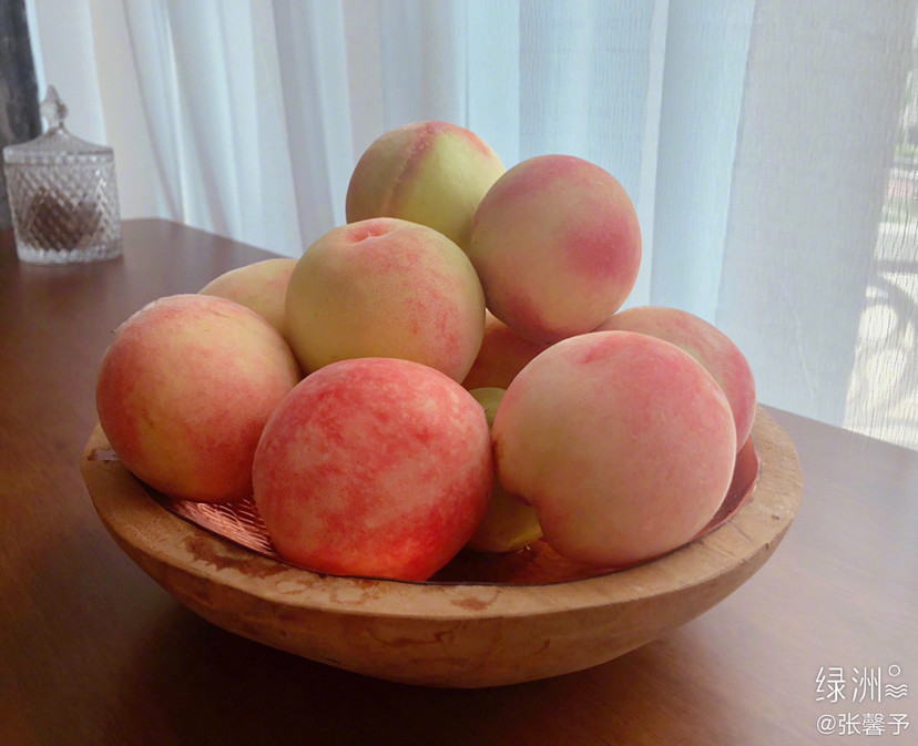 张馨予|张馨予晒出自家丰收的桃子，没想到脸比桃子还粉嫩，看到侧颜心动了