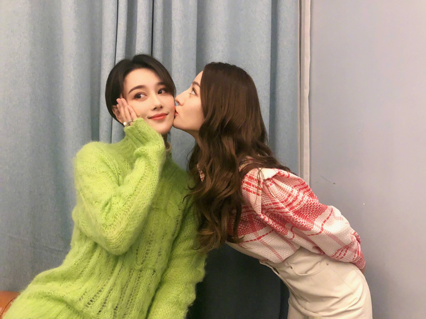 张馨予|张馨予晒出自家丰收的桃子，没想到脸比桃子还粉嫩，看到侧颜心动了