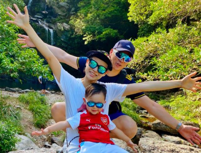 胡杏儿一家三口出游,老公视角下腿长1米8,3岁奕霆穿球衣超帅