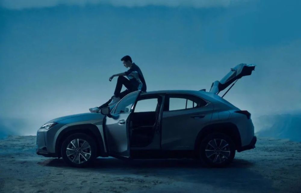 王俊凯作为某款电动车代言人,再次合作时尚先生杂志拍摄封面,原本是想