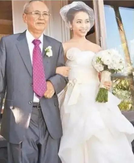 林月云|侯佩岑母亲林月云的上位史