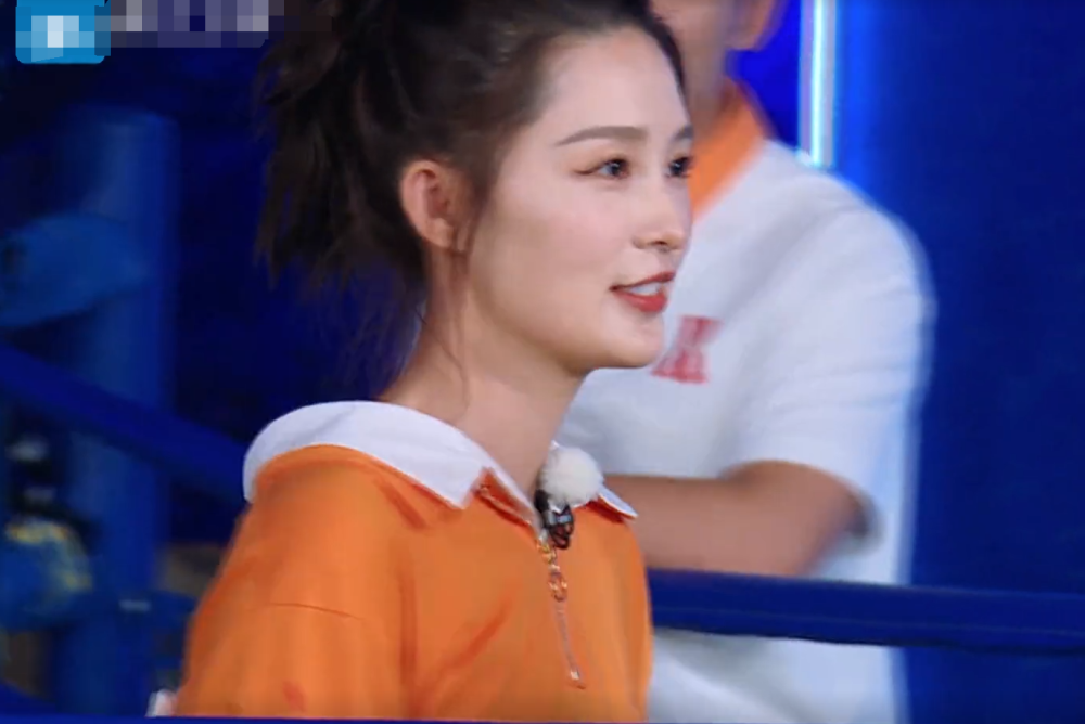 有种保守叫李沁穿《跑男》团服,撕名牌时别人都正常穿,就她与众不同