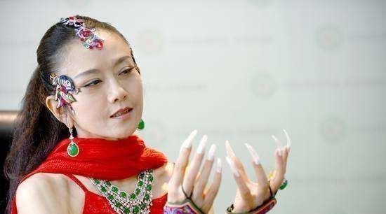 2岁意外成聋哑人从无声世界到艺术巅峰邰丽华经历了些什么