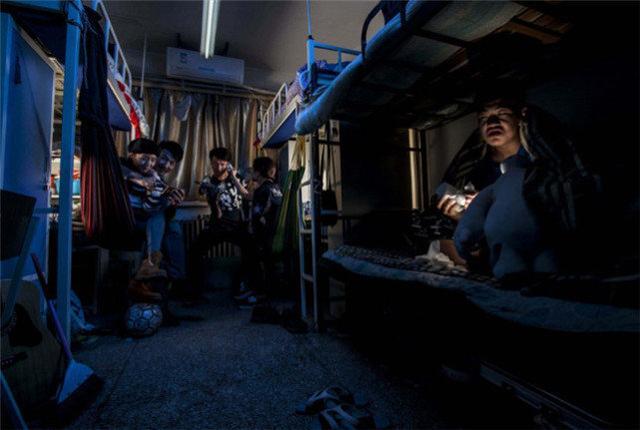 高中男生宿舍熄灯后都爱偷偷做这3件事别不敢承认