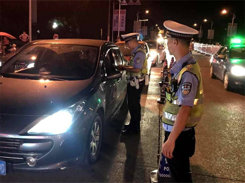 为何交警查车那么准?老司机:这4点是关键,他们不轻易告诉别人