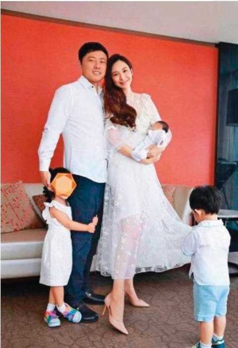 吴佩慈|吴佩慈封肚，6年4胎没地位？纪晓波用行动让她的豪门梦不那么尴尬