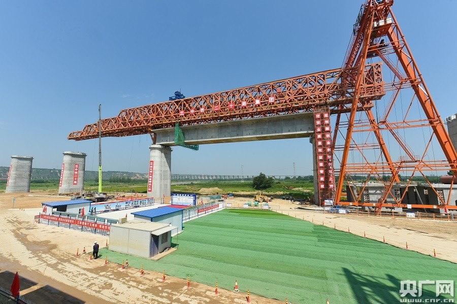 全长2259米的阎机城际铁路泾河特大桥有19孔桥梁,采用节段预制胶接法