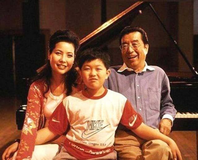 李天一|李天一书法现身艺展，网友：写得太棒了，怪就怪父母过于溺爱了