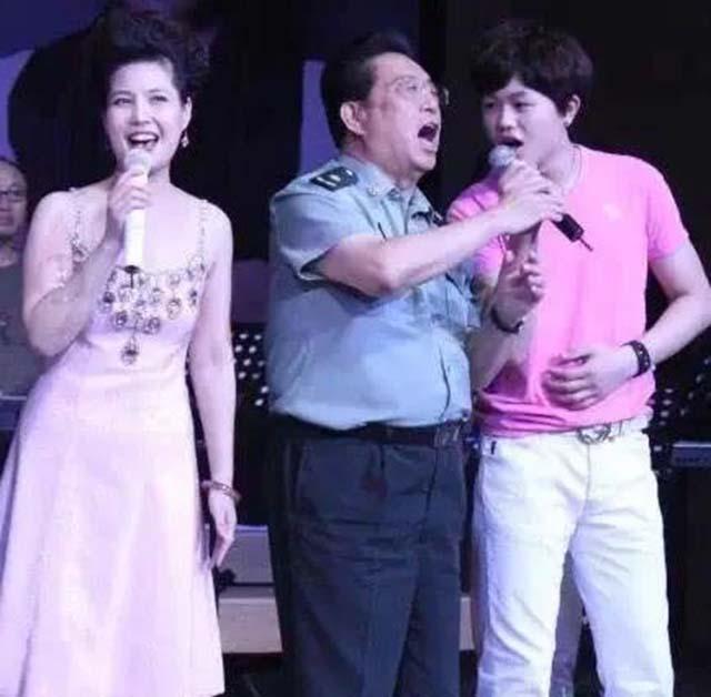 李天一|李天一书法现身艺展，网友：写得太棒了，怪就怪父母过于溺爱了