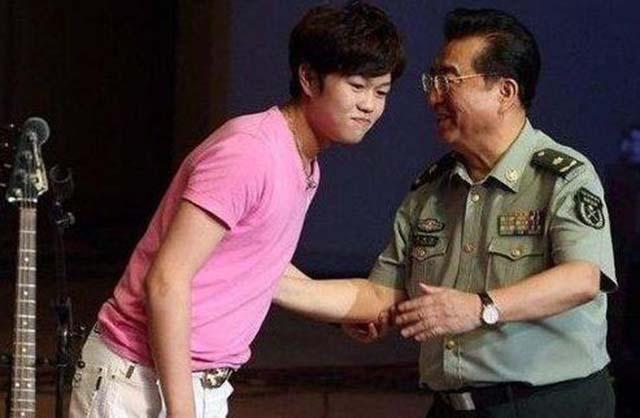 李天一|李天一书法现身艺展，网友：写得太棒了，怪就怪父母过于溺爱了