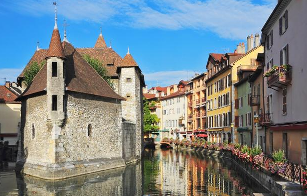 法国有个超浪漫小镇,坐拥欧洲清澈的湖泊之上,极其适合夏日出行