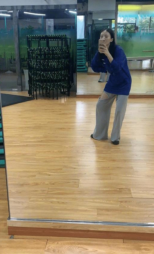 金晨这身材真是女团门面穿牛仔外套袖子只有一只腿真绝了