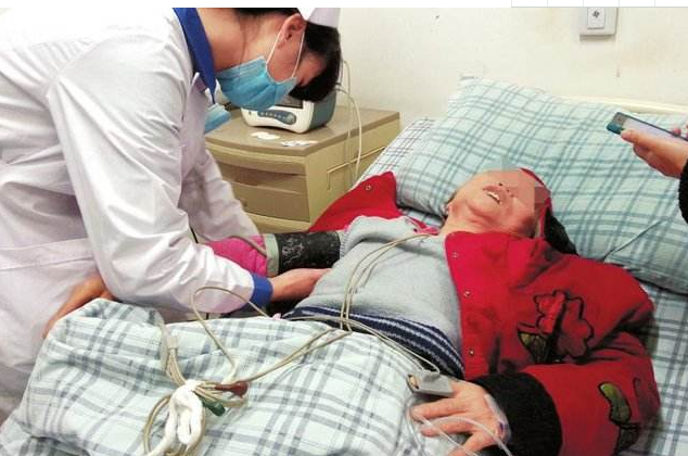 黑护工虐待养老院老人被刑拘判处有期徒刑两年养老院承担连带赔偿责任