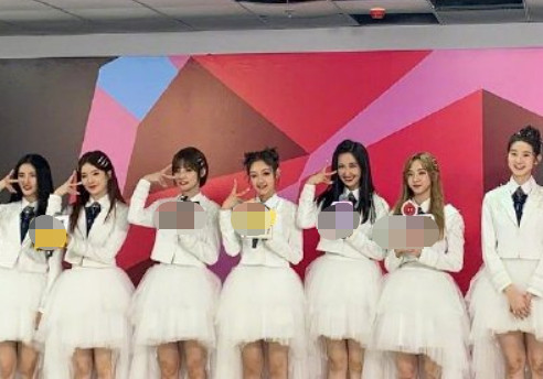硬糖少女接受采访五位成员做一样手势张艺凡像p上去的
