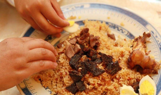 新疆人吃手抓饭,为何不选择使用餐具?一个原因告诉你真相